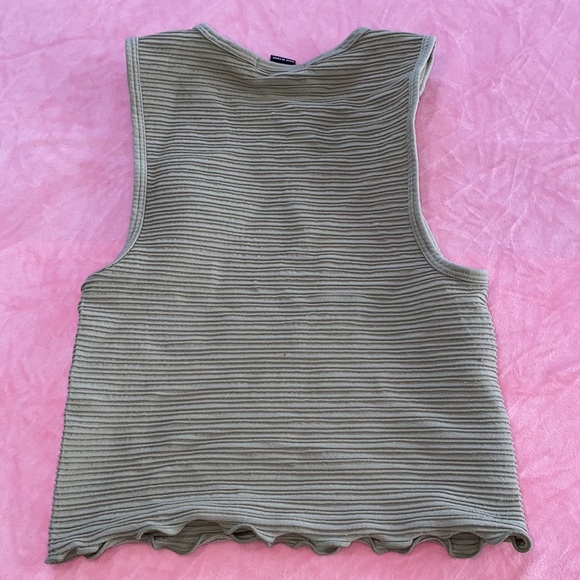 Forever 21 Textured Crop Muscle Arm Wide Arm Hole Pale Pastel Green Ruffled Hem - Picture 4 of 6